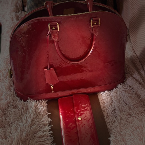 Authentic Louis Vuitton Alma GM Vernis leather in Pomme D’Amour Red color - Picture 4 of 9